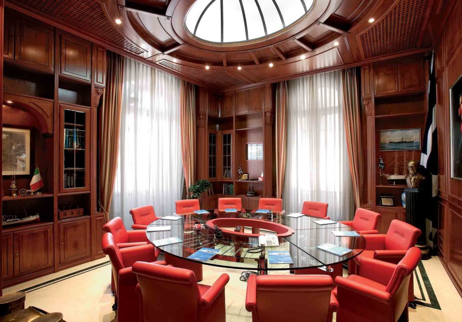 Роскошный кабинет из красного дерева