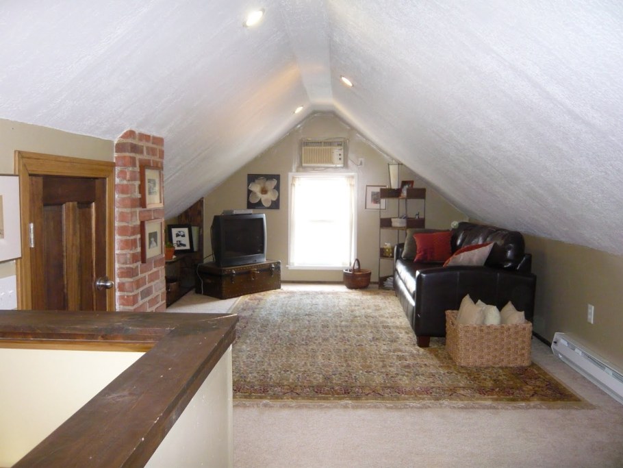 Гараж с жилой мансардой