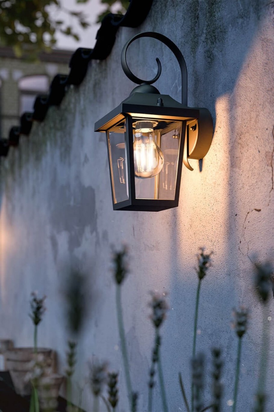 Уличное освещение на стене
