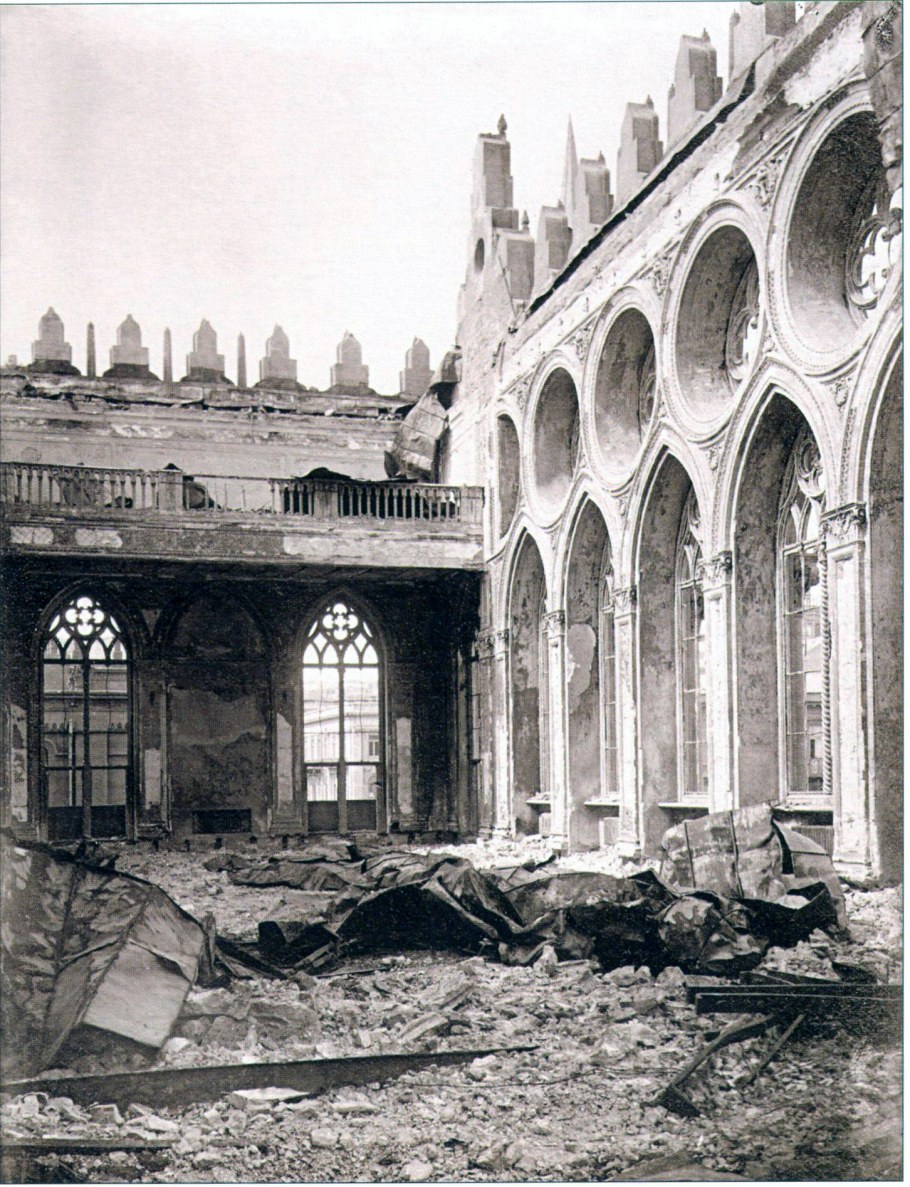 Здание Исмаилия после пожара в 1918