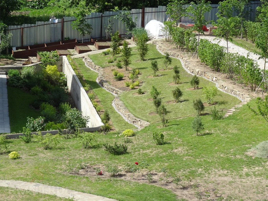 Обустройство участка на склоне