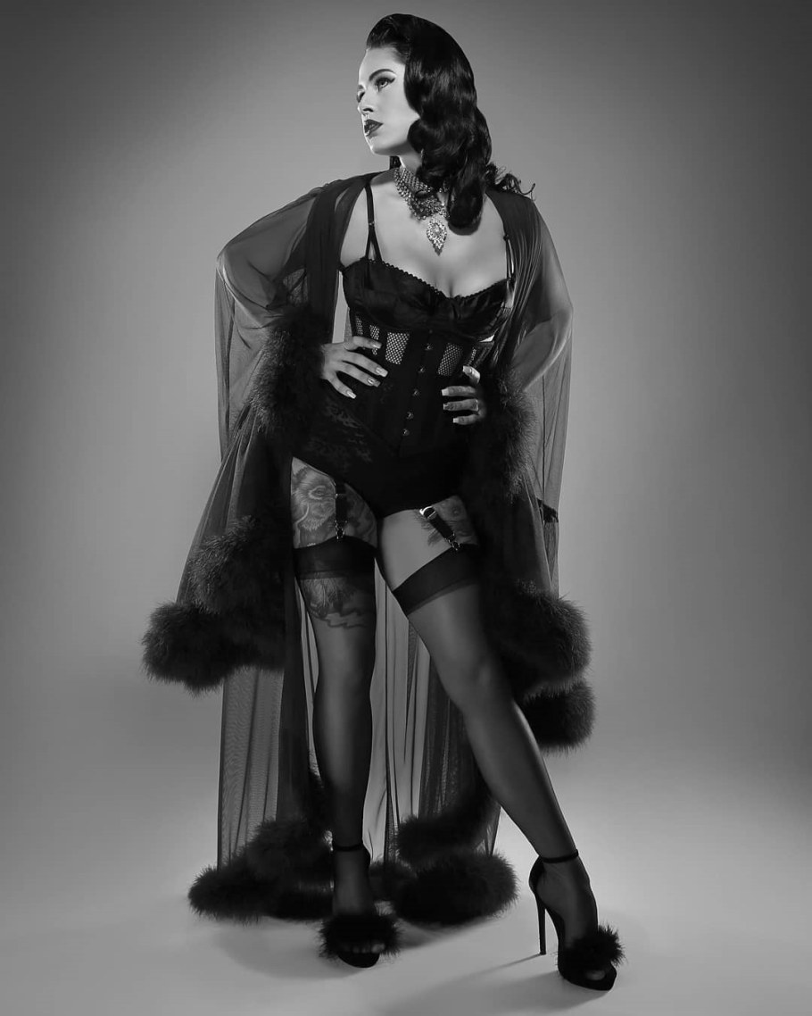 Фотосессия ню в стиле Нуар