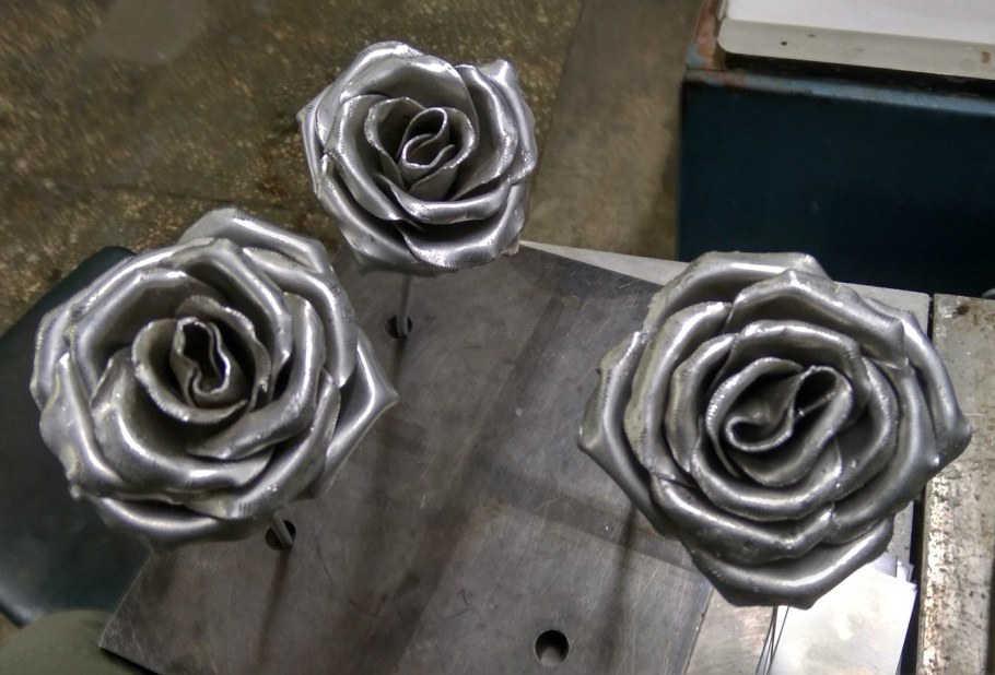 Металлическая роза