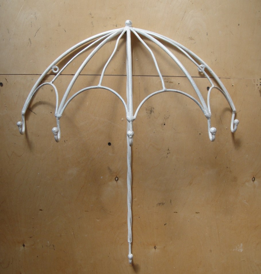 Зонтик на вешалке в прихожей