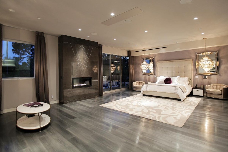 Огромная спальня в особняке