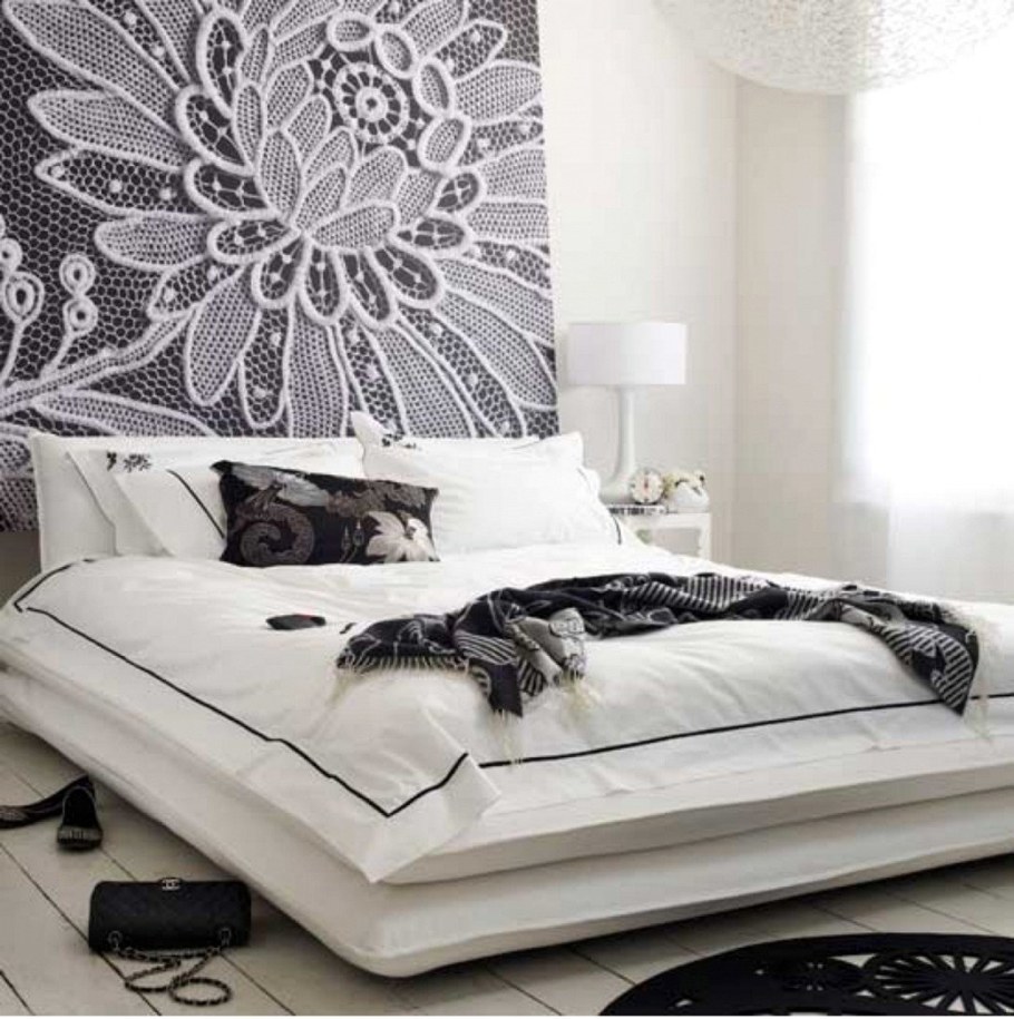 Панно над изголовьем кровати