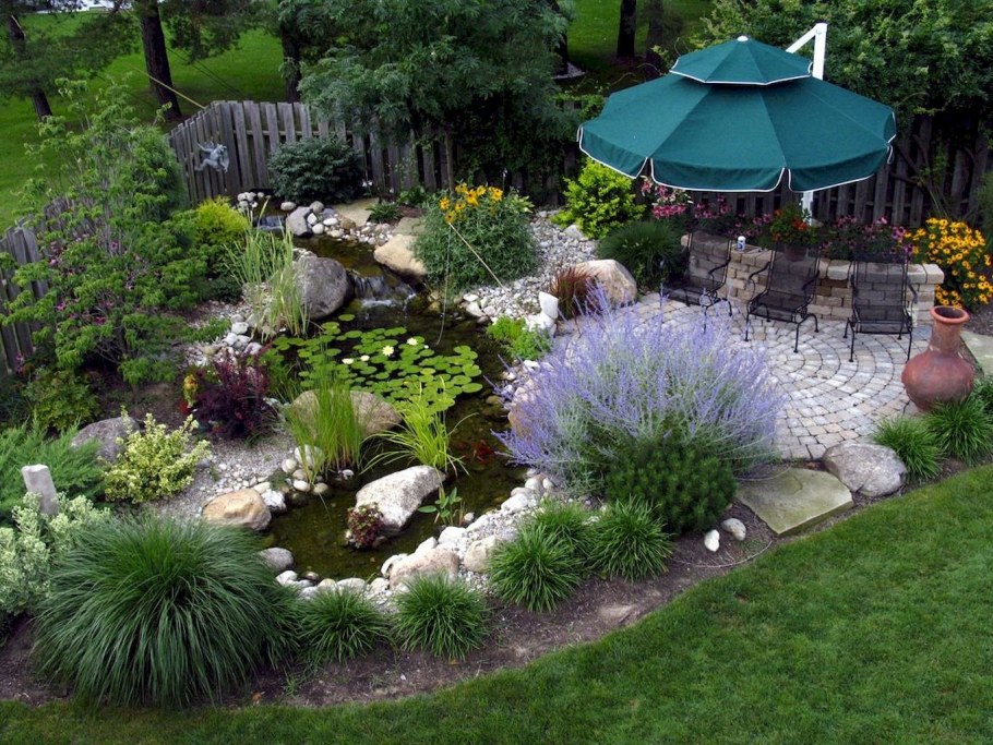 Ландшафтный уголок в саду