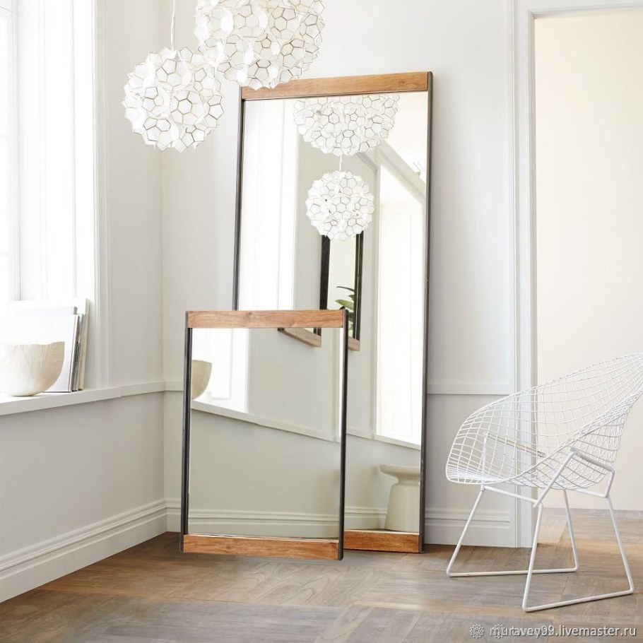 Большое зеркало в комнате