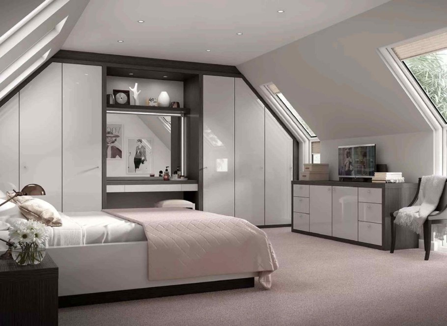 Спальня со скошенным потолком