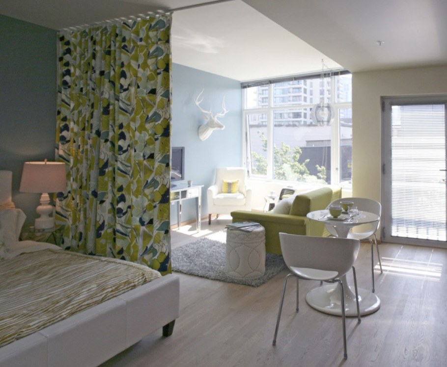 Зонирование спальни и гостиной шторами