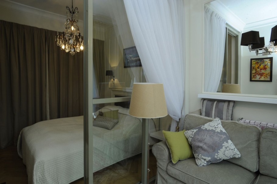 Зонирование спальни и рабочего места шторами