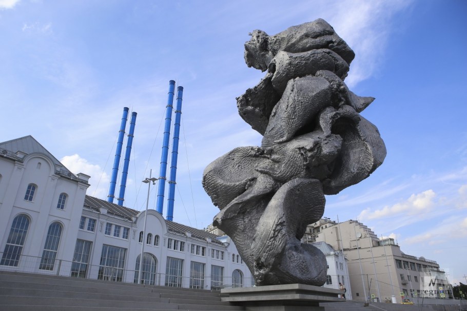 Урс Фишер памятник в Москве