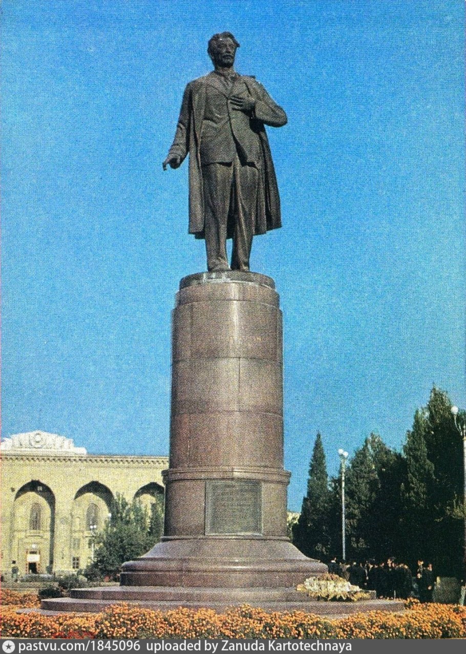 Памятник Самеда Вургуна в Баку