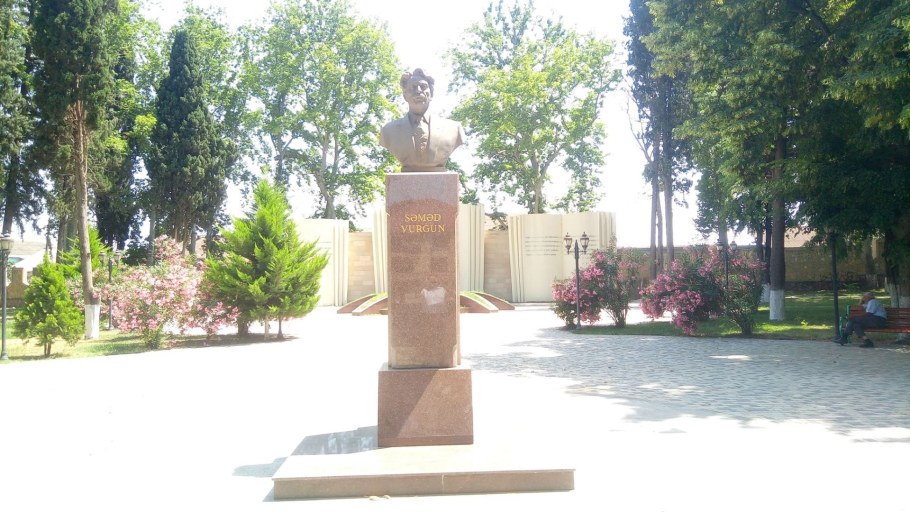 Памятники Самеду Вургуну