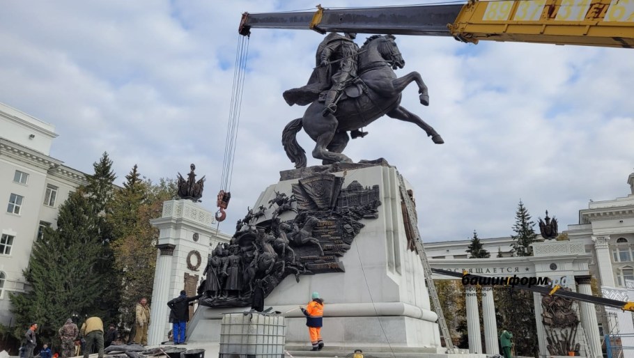 Памятник Минигали Шаймуратову в Уфе