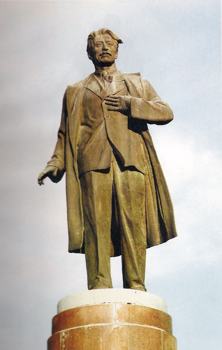 Памятник Самеда Вургуна в Баку