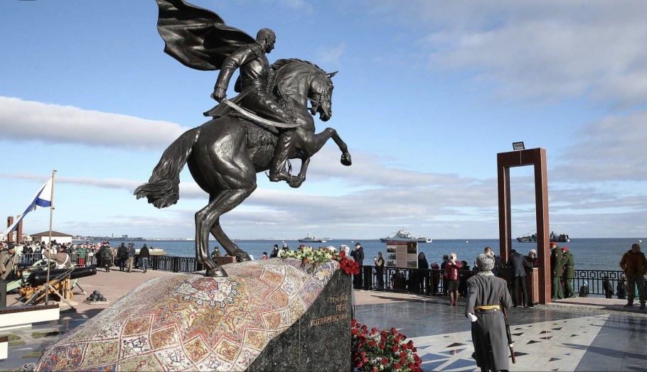 Памятник Петру Котляревскому в Феодосии