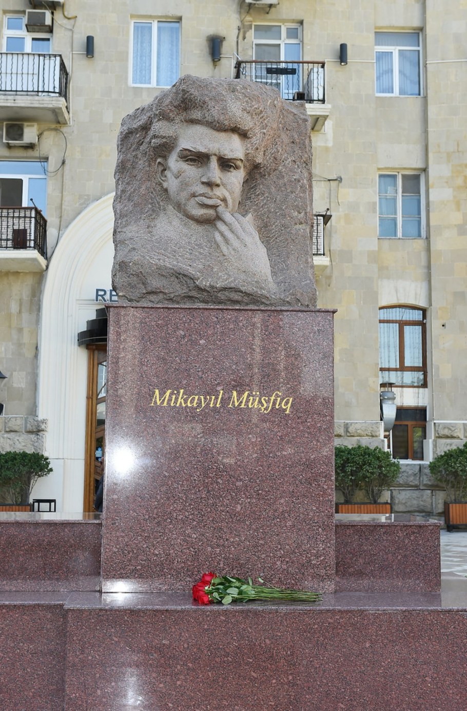 Микаил Мушфиг памятник в Баку