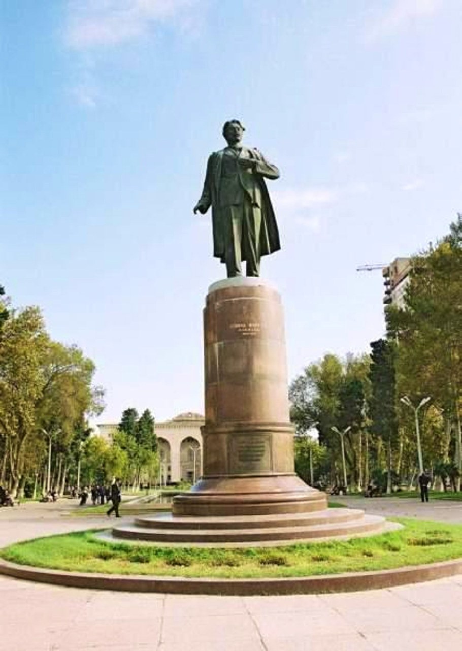 Памятник Самеда Вургуна в Баку
