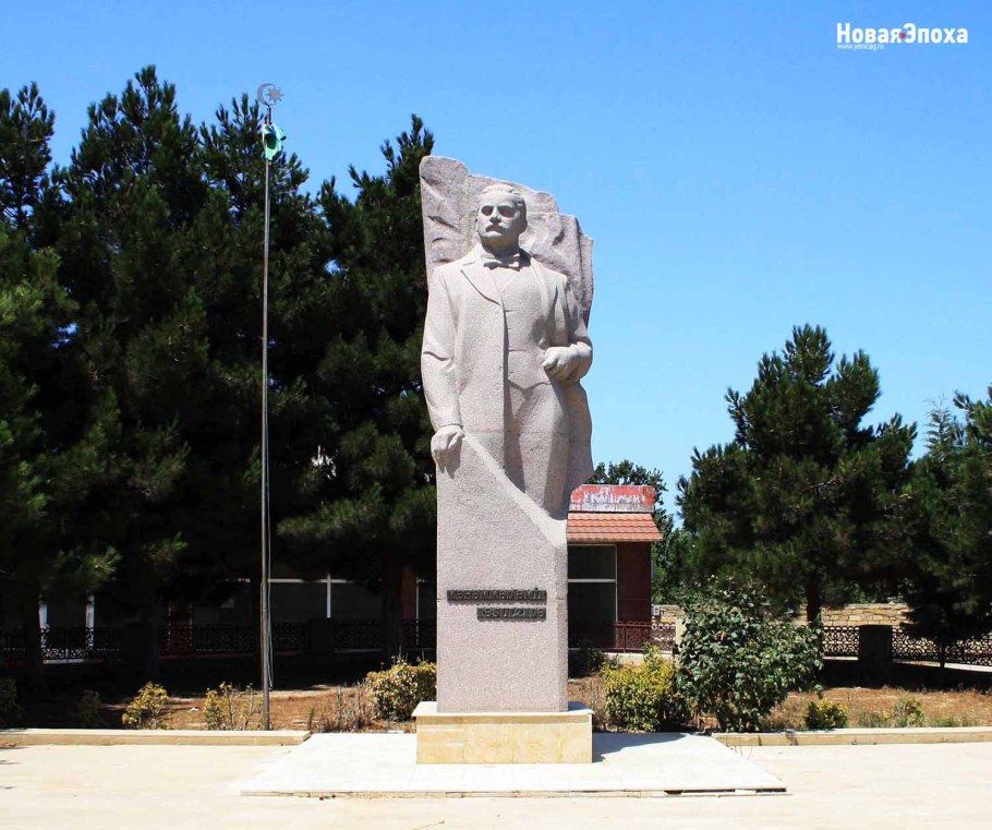 Памятник Расулзаде в Азербайджане