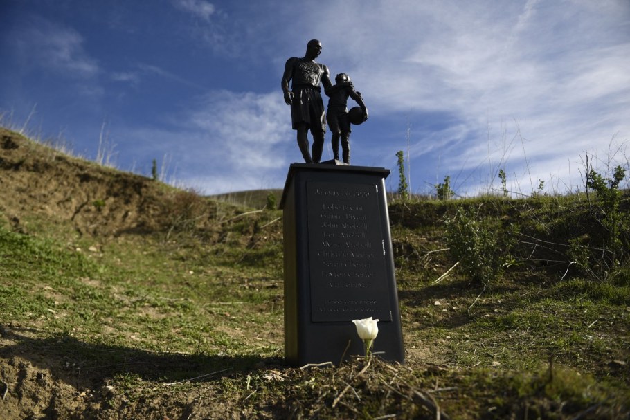 Коби Брайант памятник