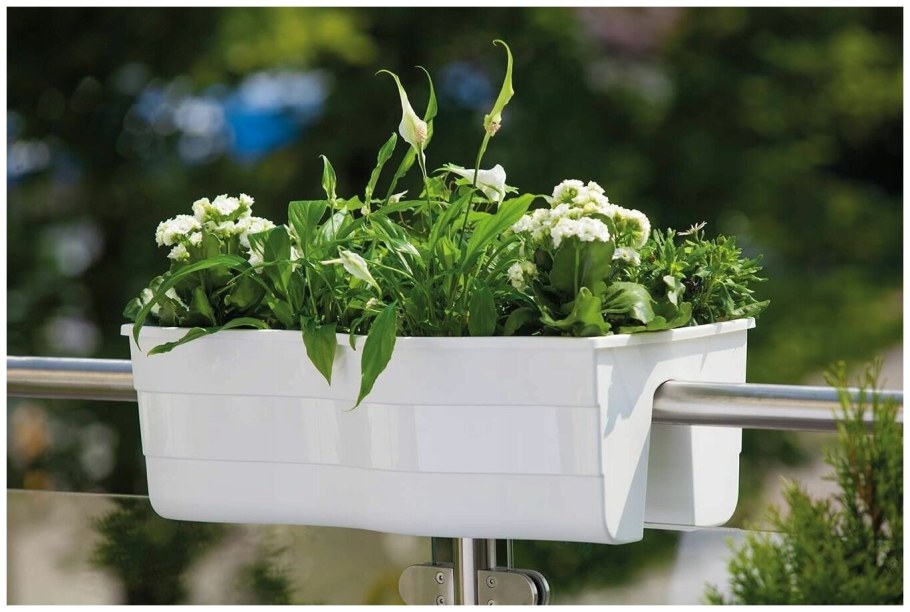 Кашпо на перила балкона