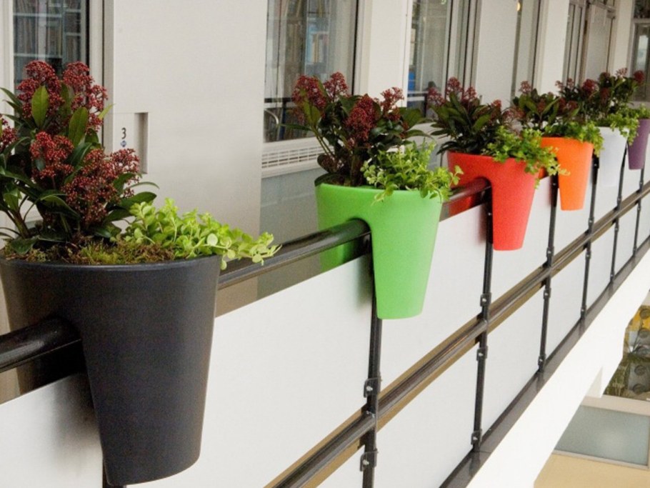Кашпо на перила лестницы