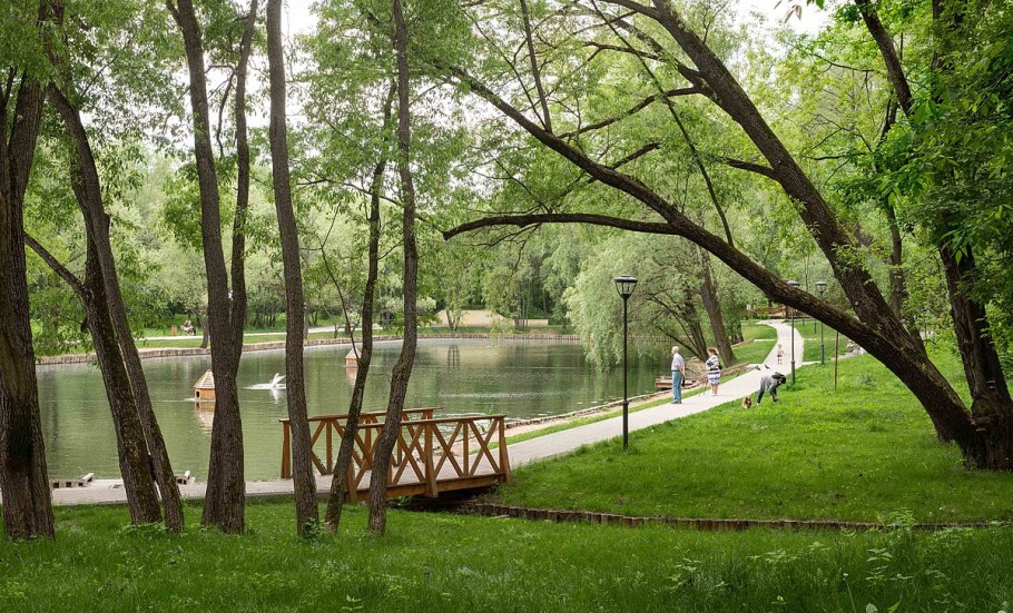 Парк у метро Ботанический сад