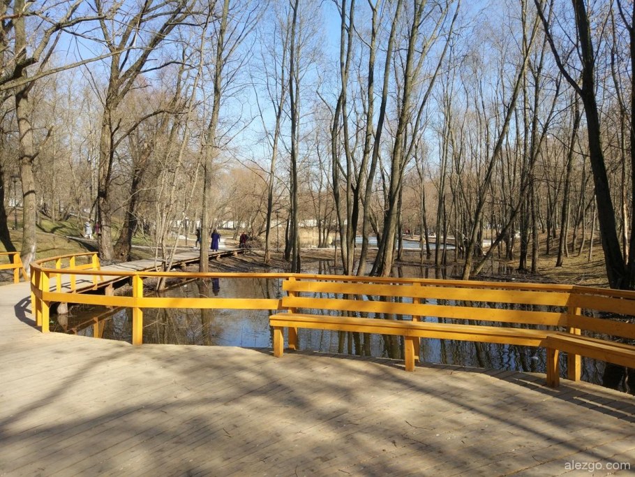 Парк у метро Ботанический сад