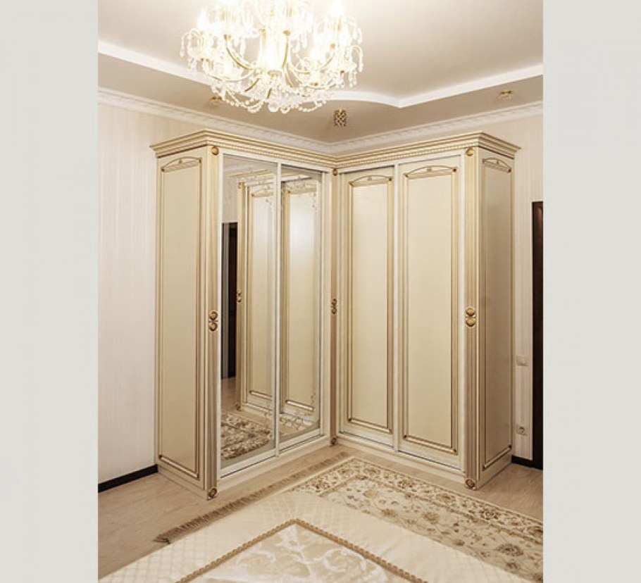 Шкаф в классическом стиле в спальню