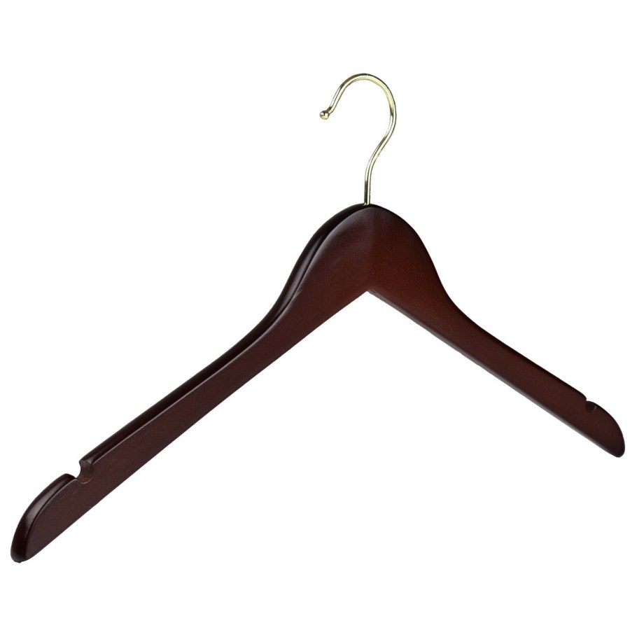 Детские вещи на вешалке