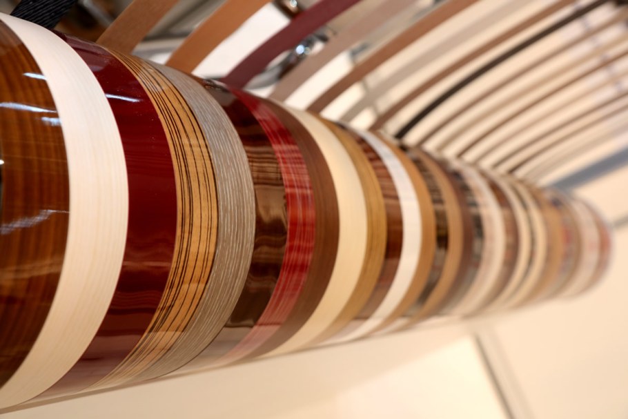 Золотая мебельная кромка