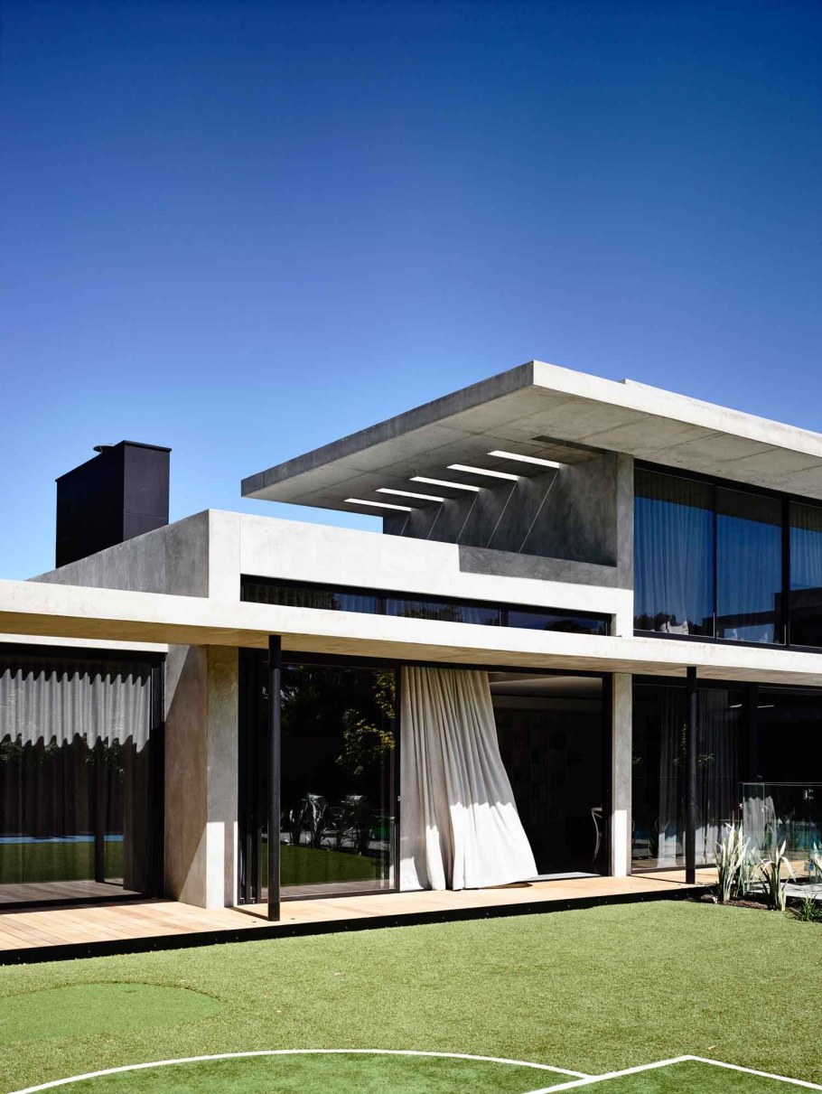 Прямоугольный дом с панорамными окнами