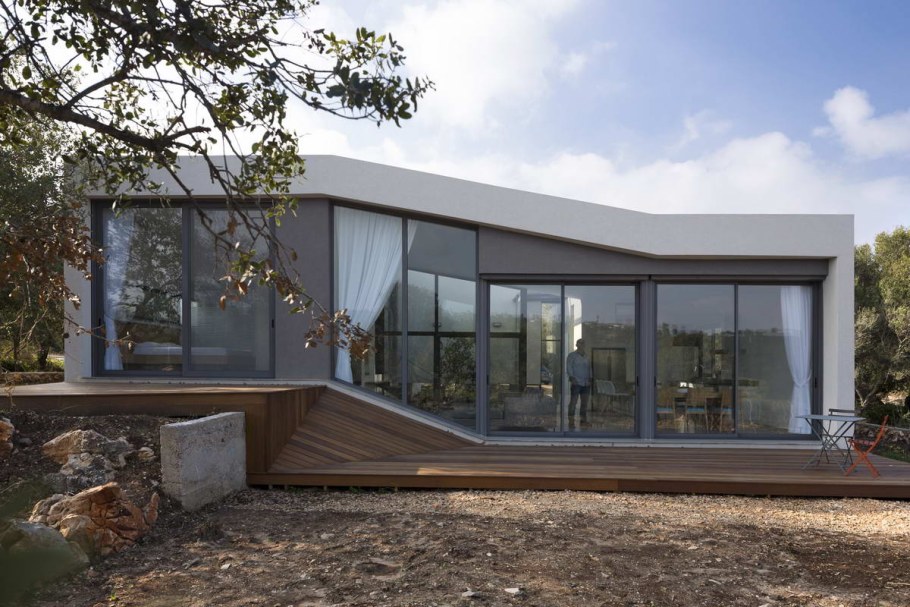 Дом одноэтажный с плоской крышей и панорамным остеклением