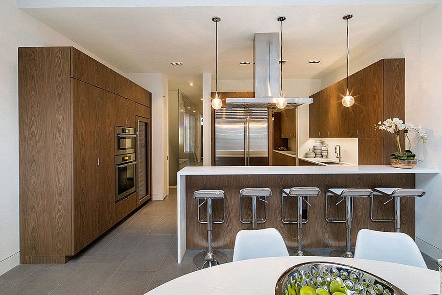 Кухня с обеденной зоной и барной стойкой