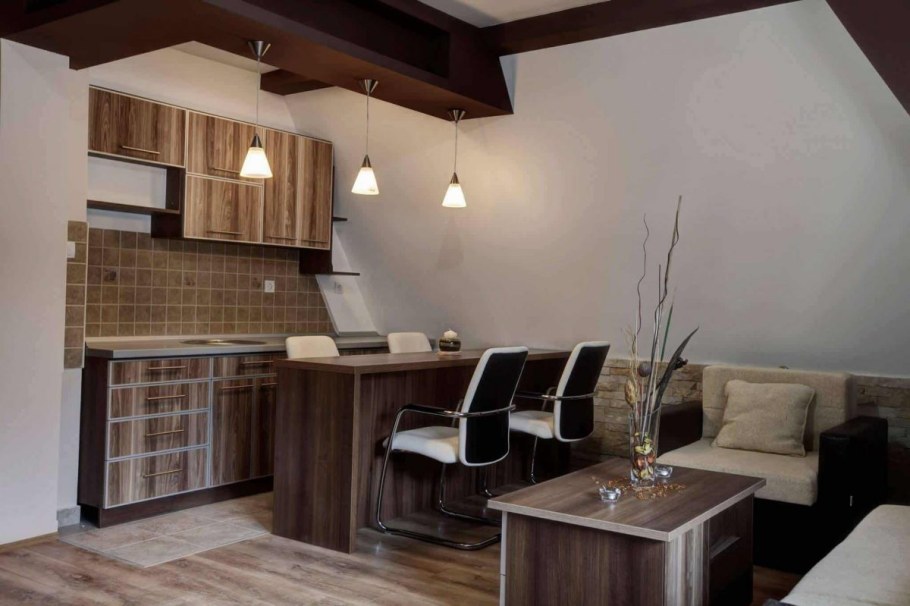 Гостиная кухня с барной стойкой из дерева