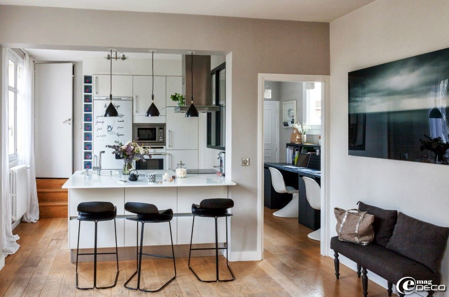 Стол между кухней и гостиной