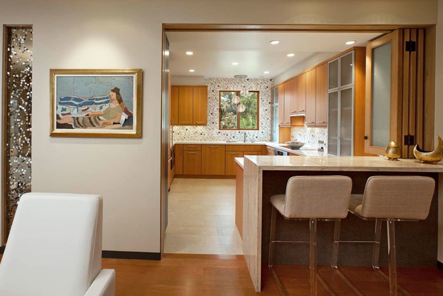 Кухня с проемом в гостиную