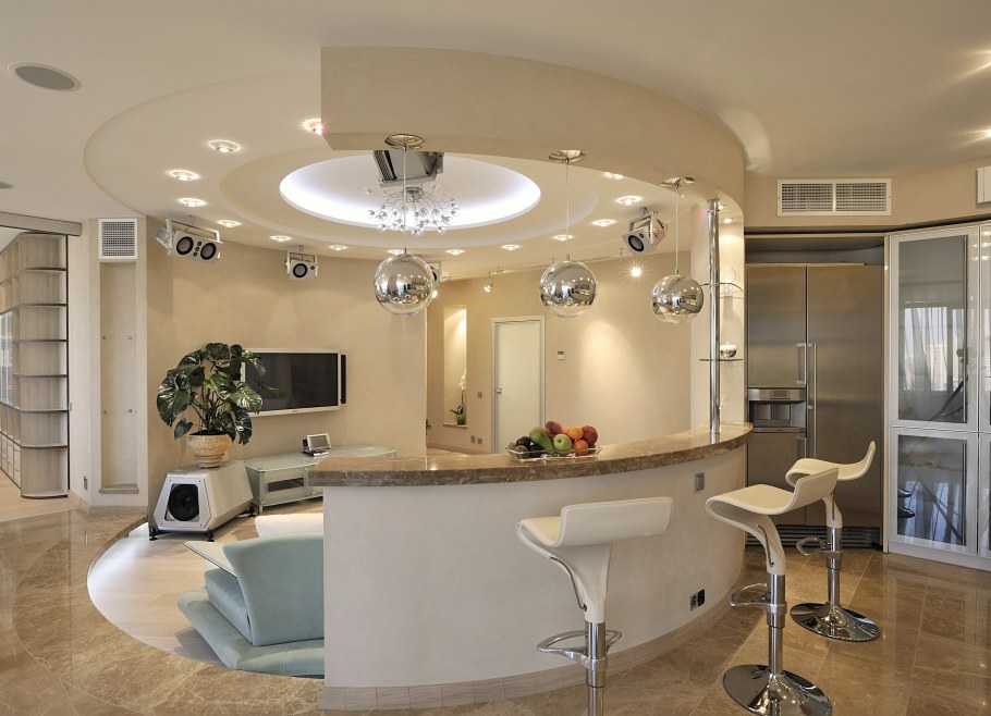 Кухня студия с барной стойкой