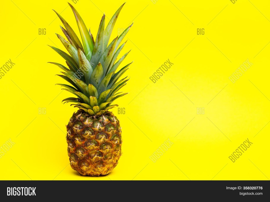 Ананас на желтом фоне обои