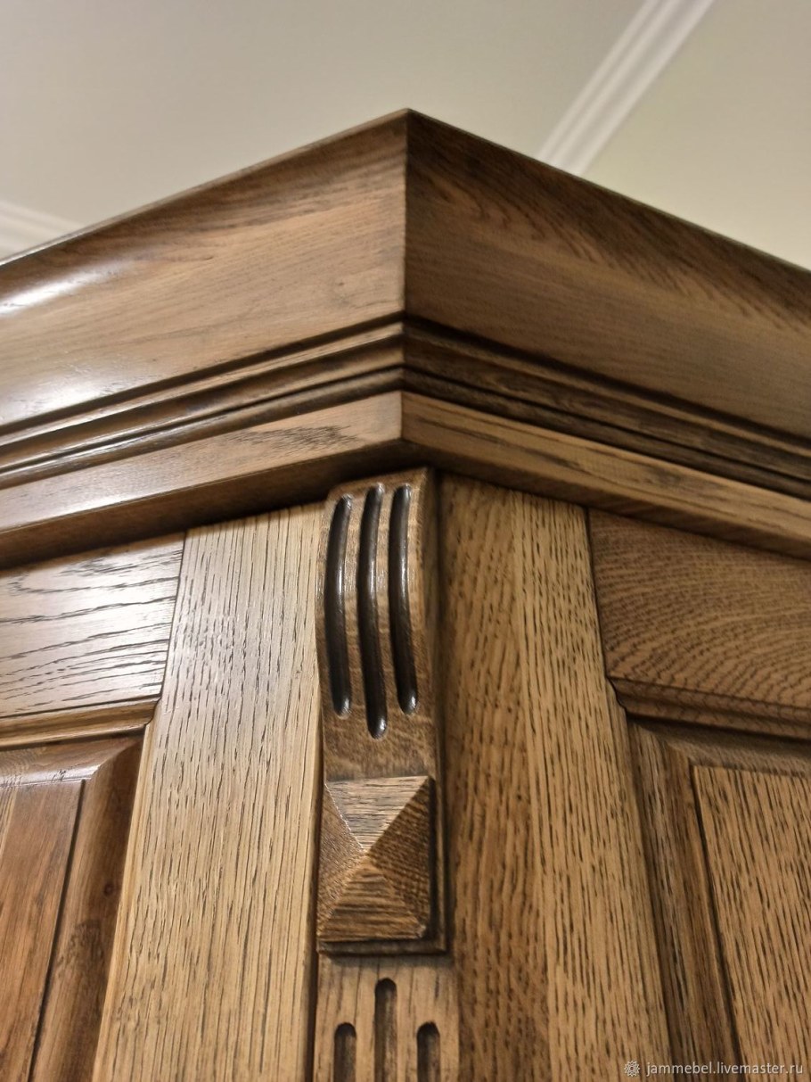 Угловой шкаф из массива