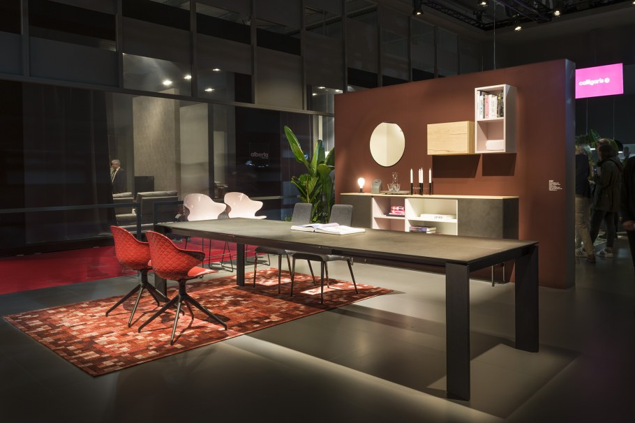 Сцена выставка мебели