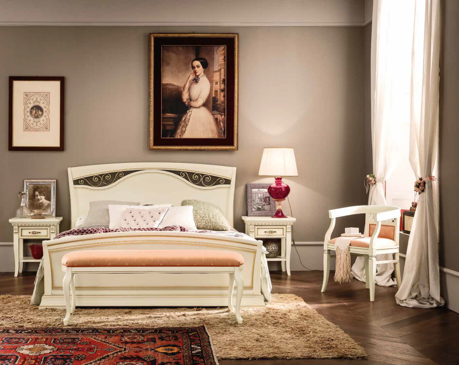 Мебель в спальню в классическом стиле светлая