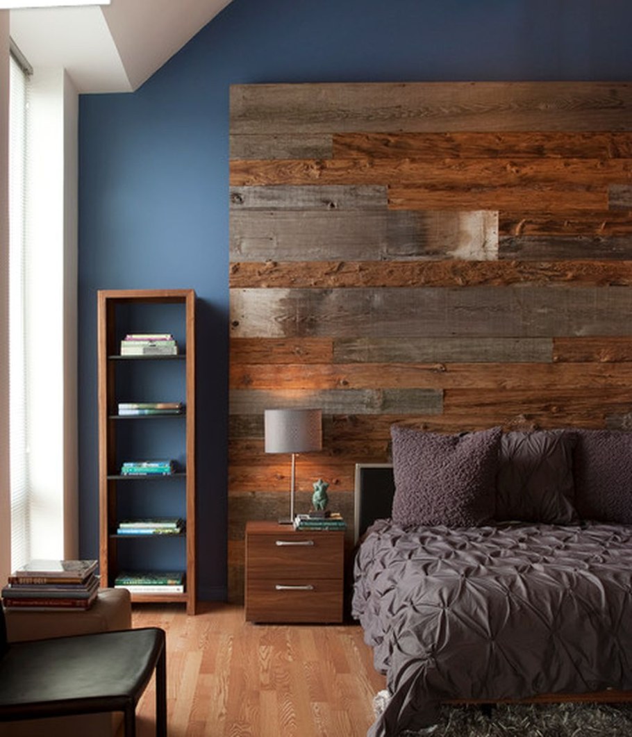 Деревянная стена в спальне