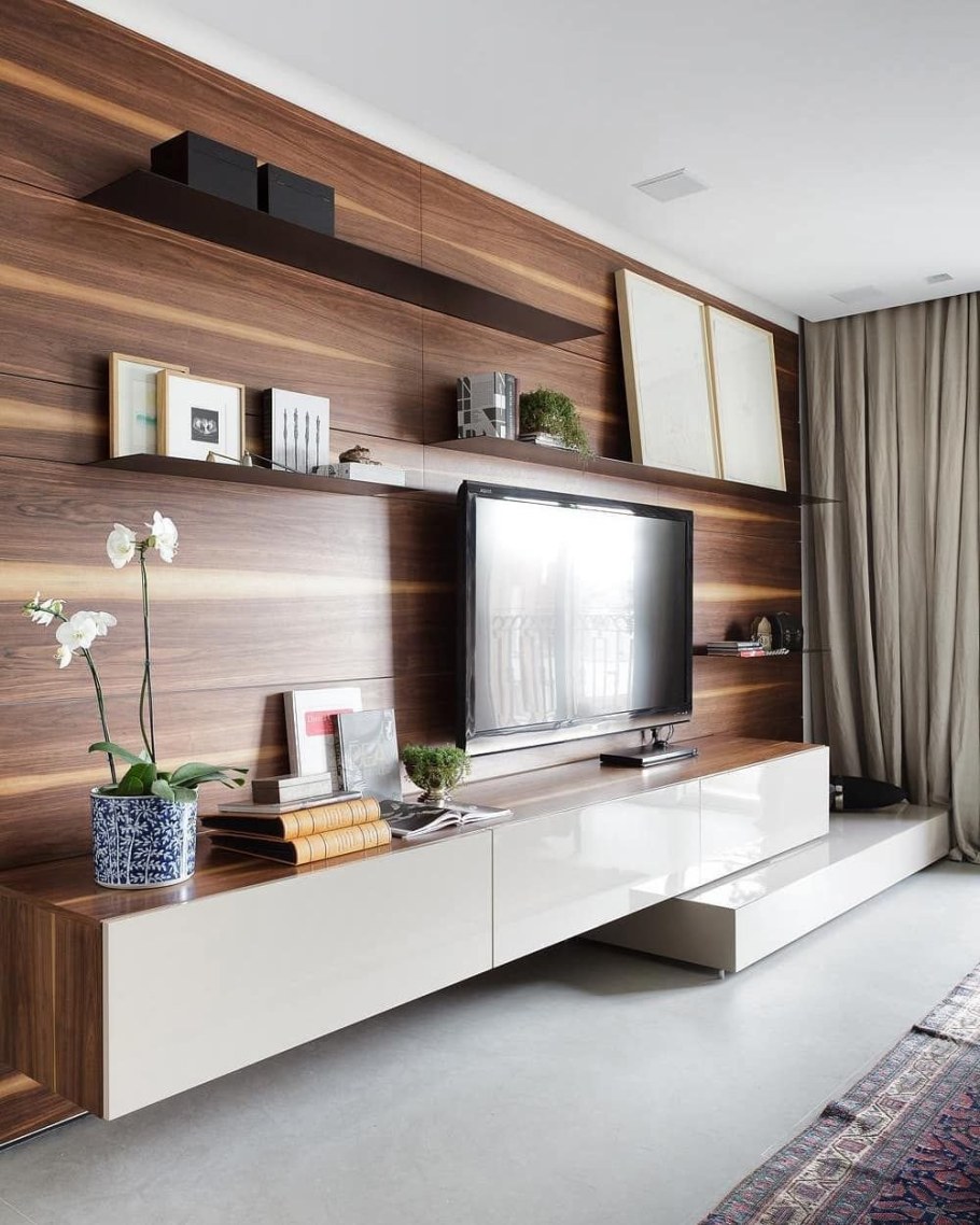 Гостиная с ламинатом на стене