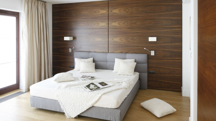 Шпонированные панели в спальне