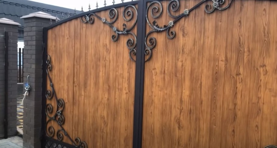 Ворота из профнастила под дерево