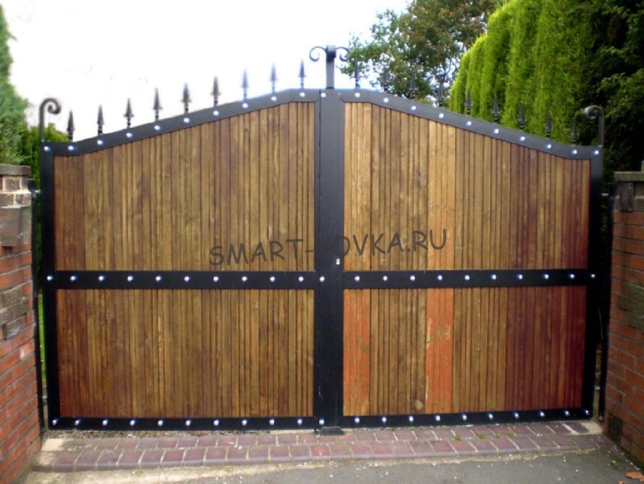 Распашные ворота с элементами дерева