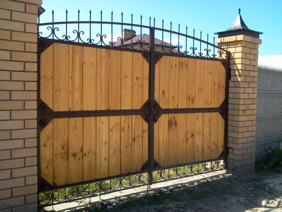 Деревянные ворота с элементами ковки