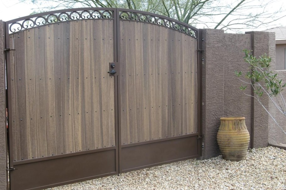 Распашные ворота металл дерево
